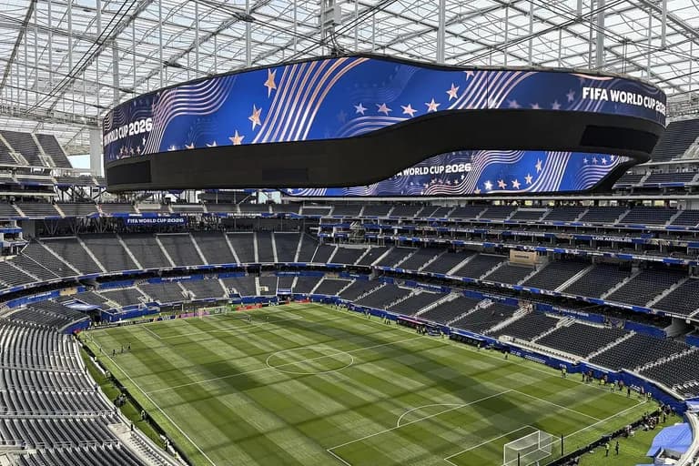 Estadio lleno durante un partido de fútbol